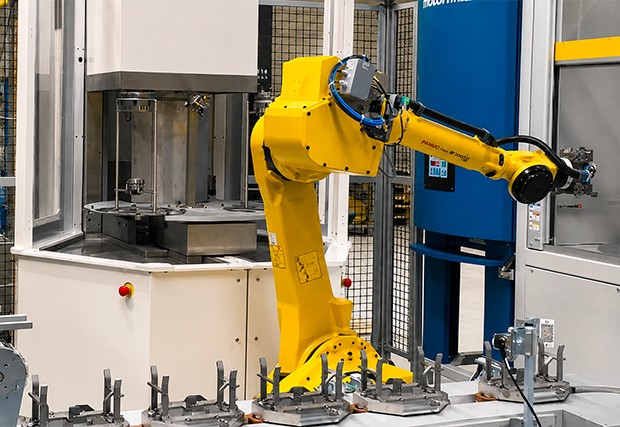 Teile-Reinigungsmaschine „MécanoFAST“, integriert als Roboterinsel in eine Produktionslinie