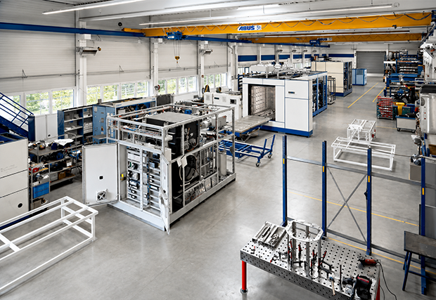 Eine in einem Werk installierte Vakuum- und Hybrid-Lösungsmittel-Entfettungsanlage