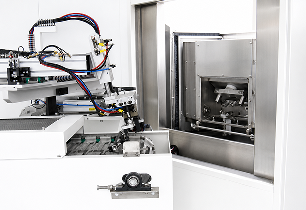 Karussell mit robotergestützter Beladung in einer Produktionsinsel
