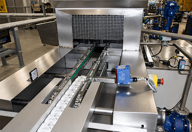 Teilewaschtunnel mit Kettenförderer
