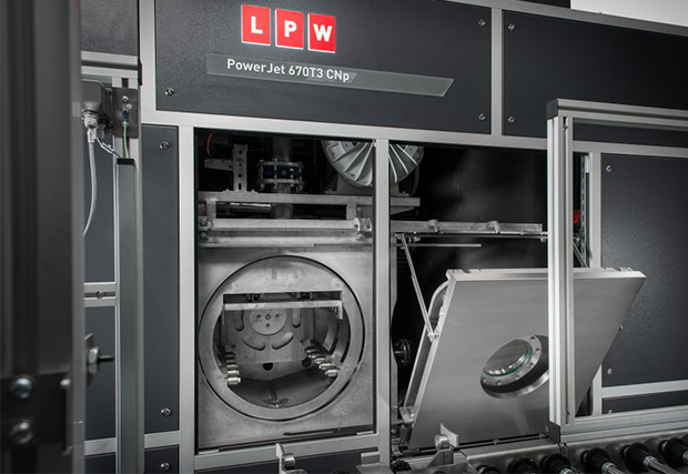 Im Fokus: Zwei Module der Tauchreinigungsmaschine mit Ultraschall und CNC