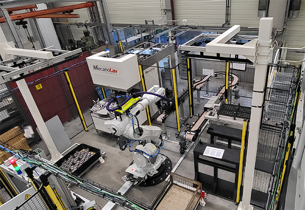 Die Maschine lässt sich an den Produktionsablauf des Kunden anpassen, um die mechanischen Teile zu entfetten