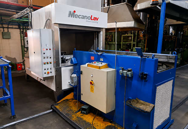 In der Fabrik installierte Reinigungsmaschine für großvolumige Werkstücke