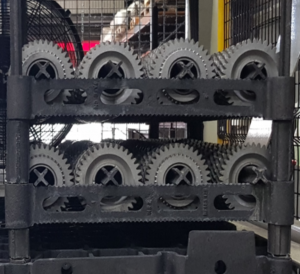 Saubere Teile in einem Korb nach einer Chargenreinigung