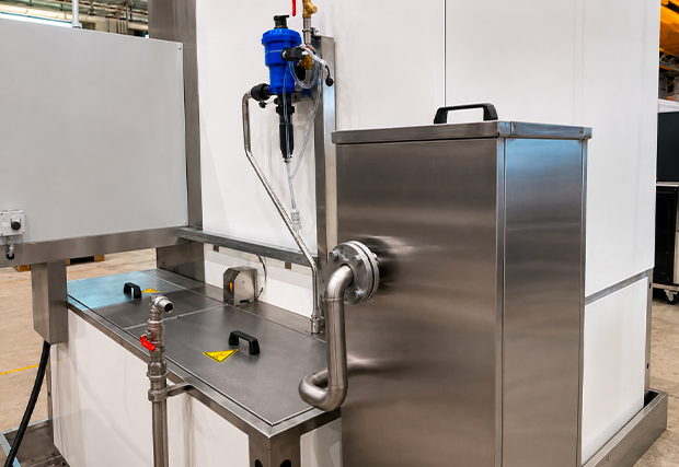 Rückansicht einer Reinigungsmaschine für einen Rohrwärmetauscher
