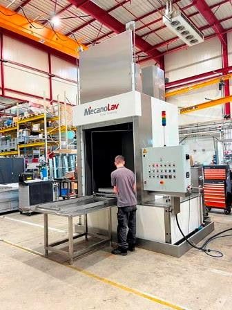 Foto eines Mitarbeiters von Mecanolav vor einer Maschine in der Werkstatt