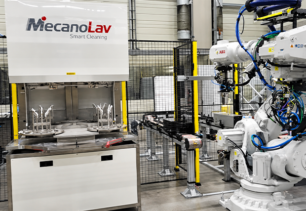 In eine automatisierte Produktionslinie integrierte industrielle Waschmaschine