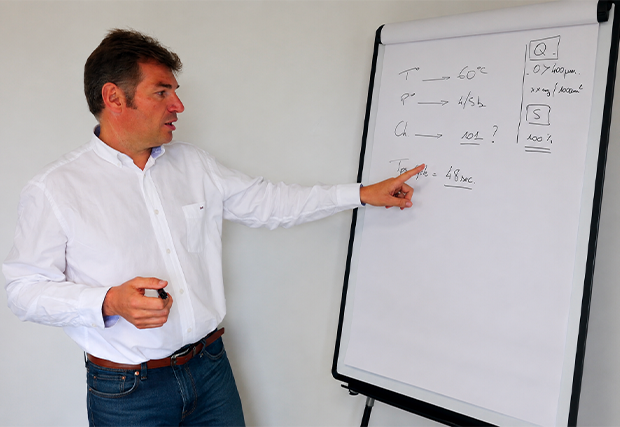 Matthieu Vallois während eines Beratungsgesprächs zur Ermittlung der Kundenbedürfnisse